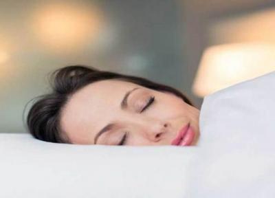 8 اشتباه رایج موقع خوابیدن که پیرتان می نمایند