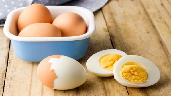 روشی برای نشکستن پوسته تخم مرغ موقع جوشیدن